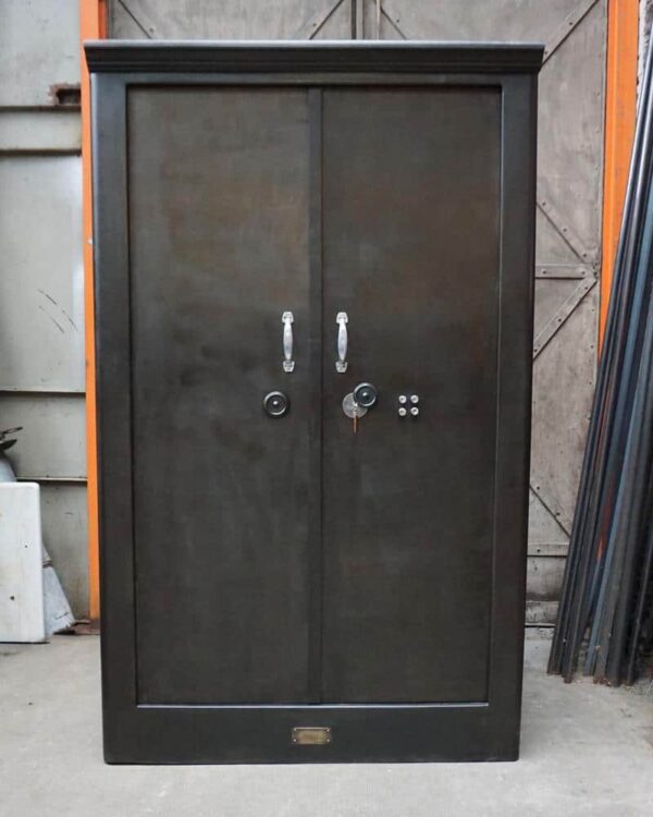 Grande armoire industrielle ancienne