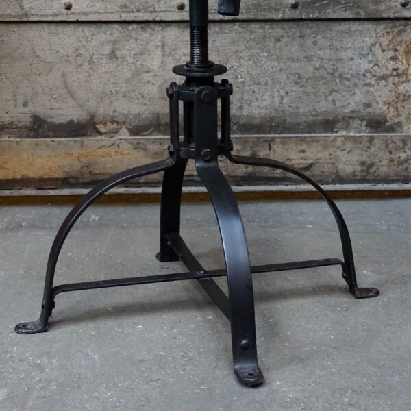 Wood and metal workshop chair, height adjustable