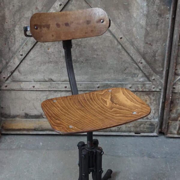 Adjustable chair with screws