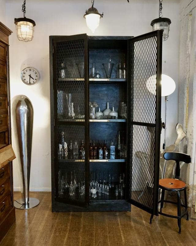 armoire industrielle ancienne avec portes grillagées