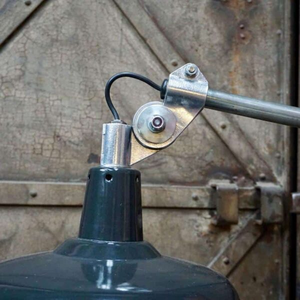 Lampe industrielle sur pied avec roulettes et globe en tôle émaillée