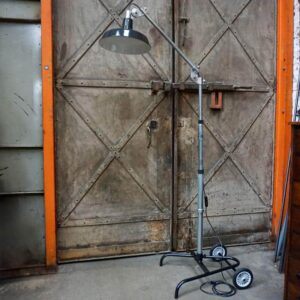 ANCIEN LAMPADAIRE DE GARAGE AVEC GLOBE EN TOLE EMAILLEE