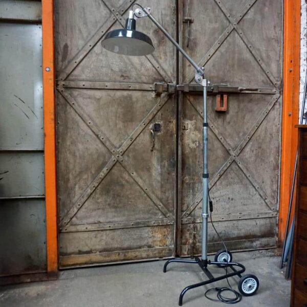 ANCIEN LAMPADAIRE DE GARAGE AVEC GLOBE EN TOLE EMAILLEE