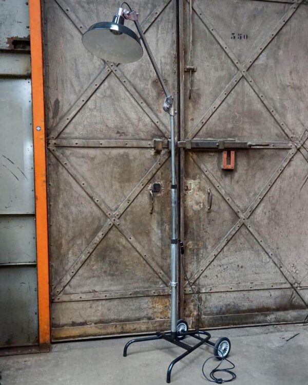Height-adjustable floor lamp