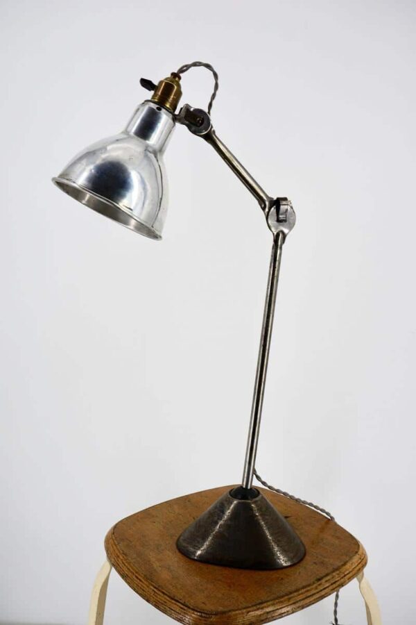 Ravel desk lamp with pyramid base