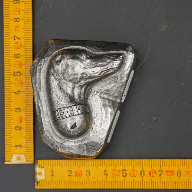 Tête de lévrier gravée