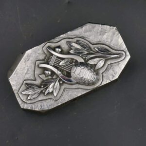Poinçon avec une lyre et une carapace de tortue