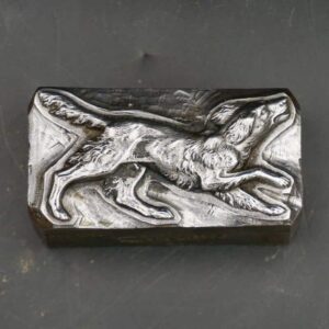 Magnifique chien de chasse gravé dans de l'acier