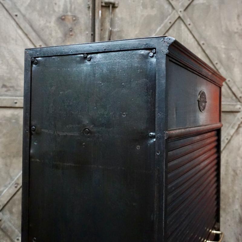 Metal roller-shutter cabinet