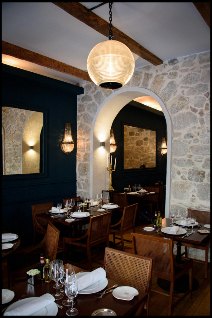 Restaurant a nice avec boule holophane