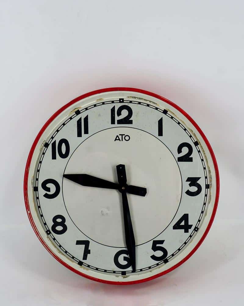 Vintage horloge rouge de la marque ATO