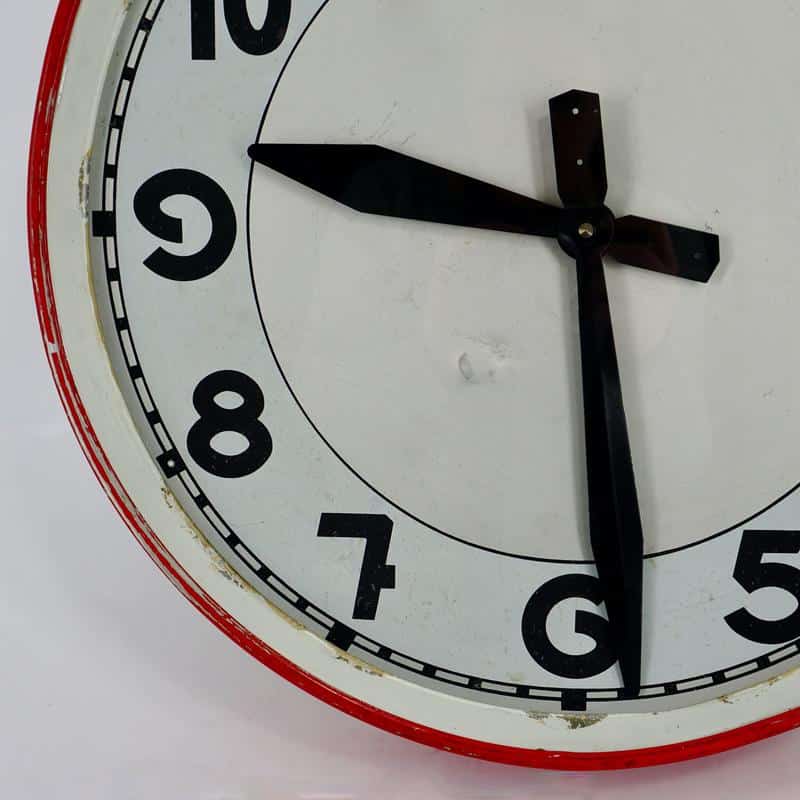 Horloge électrique industrielle en état de fonctionnement