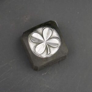 Moule de bijouterie ancien représentant un trèfle