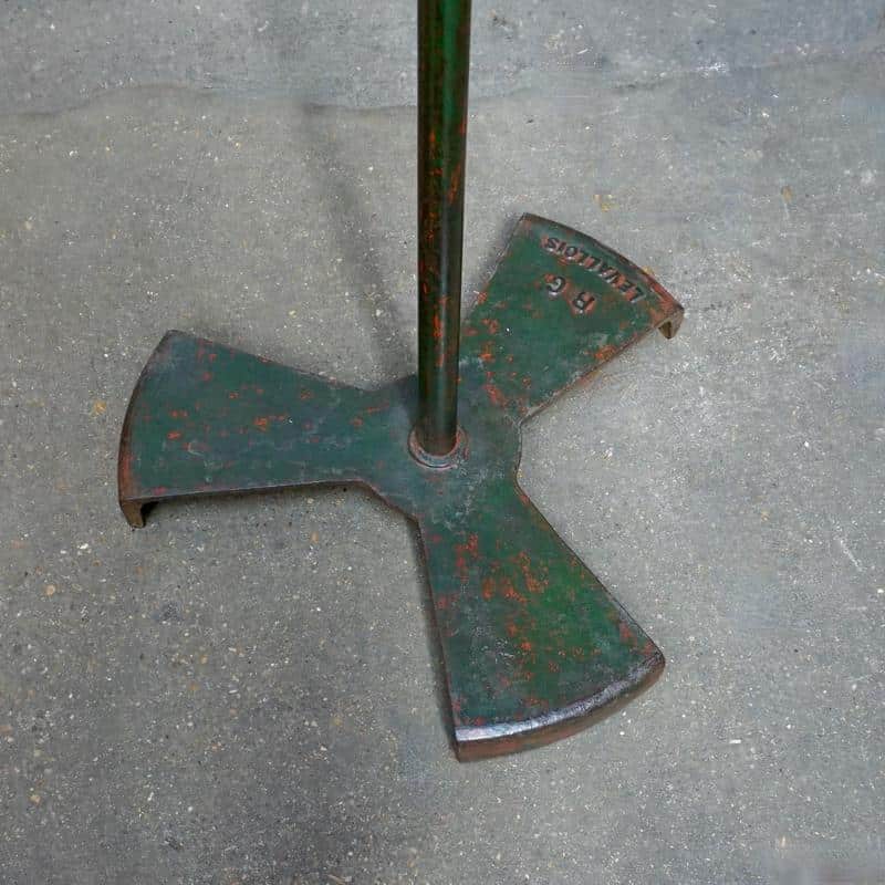 Ancienne lampe d'atelier sur pied