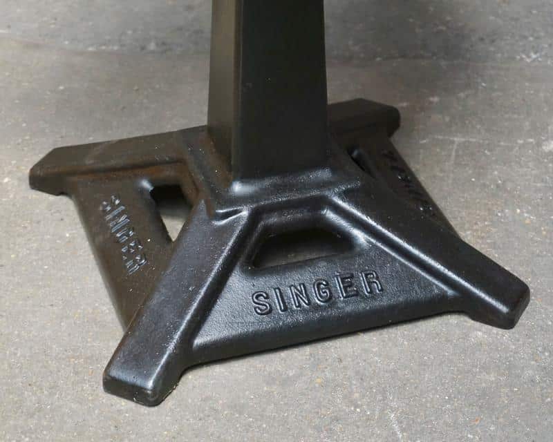 Chaise avec piètement en fonte