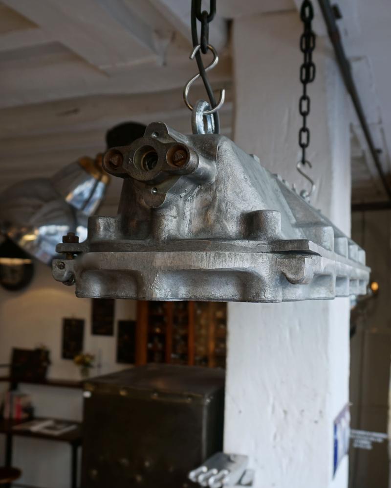 Plafonnier industriel vintage MAPELEC ADF en fonte d’aluminium, éclairage d’atelier ancien avec vitre de protection et double tube LED fluorescent.